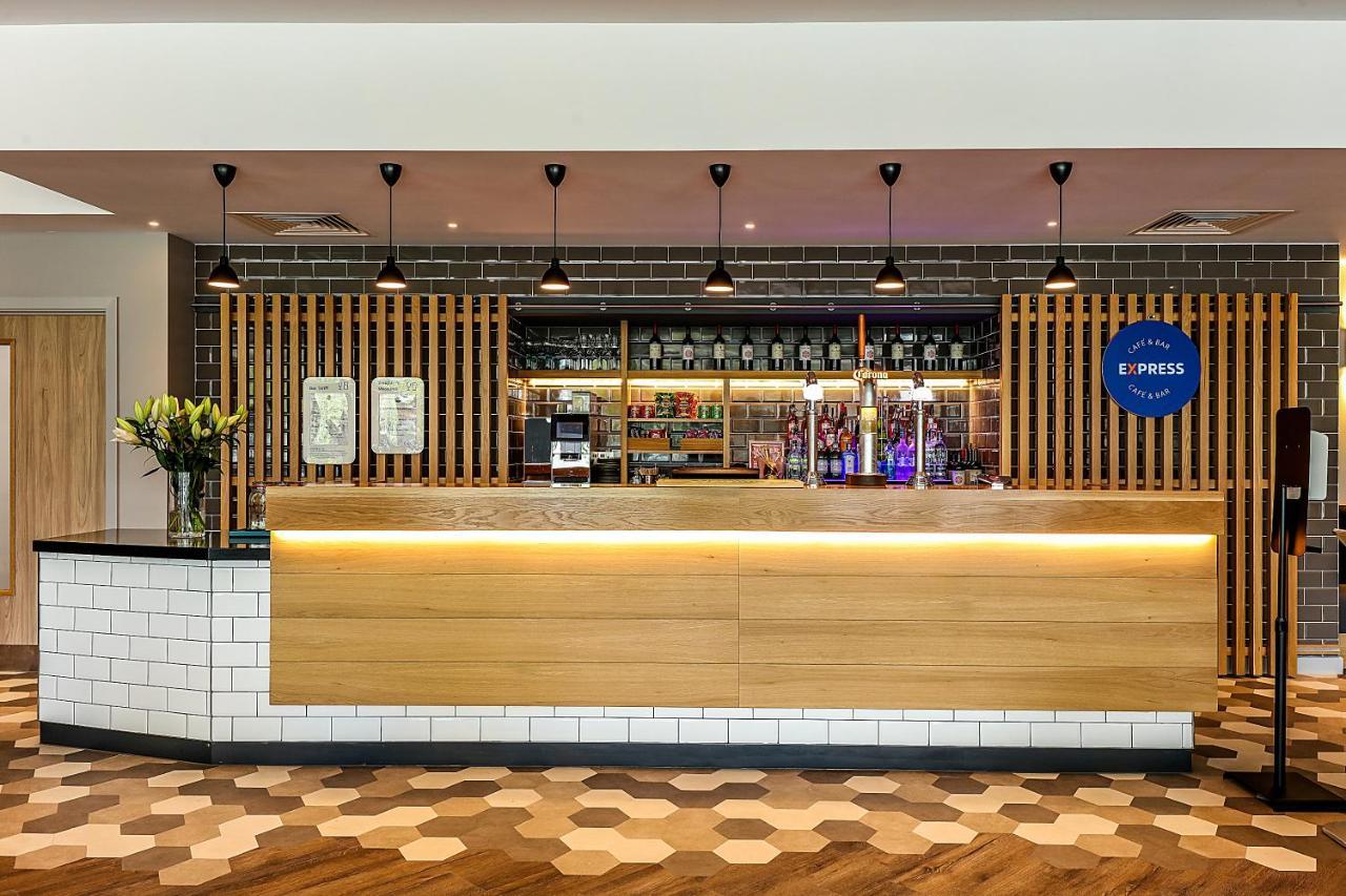 Holiday Inn Express - Bicester By Ihg Buitenkant foto