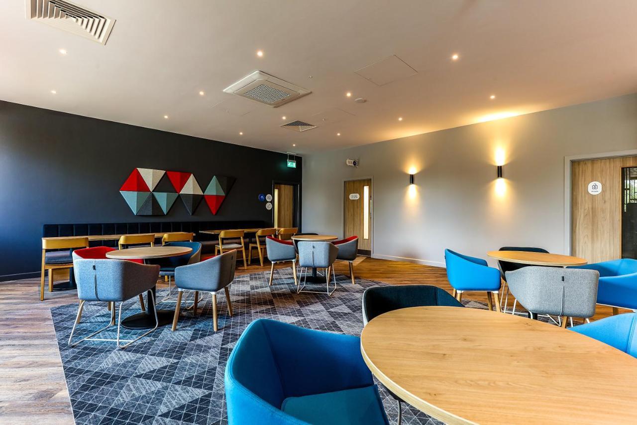 Holiday Inn Express - Bicester By Ihg Buitenkant foto
