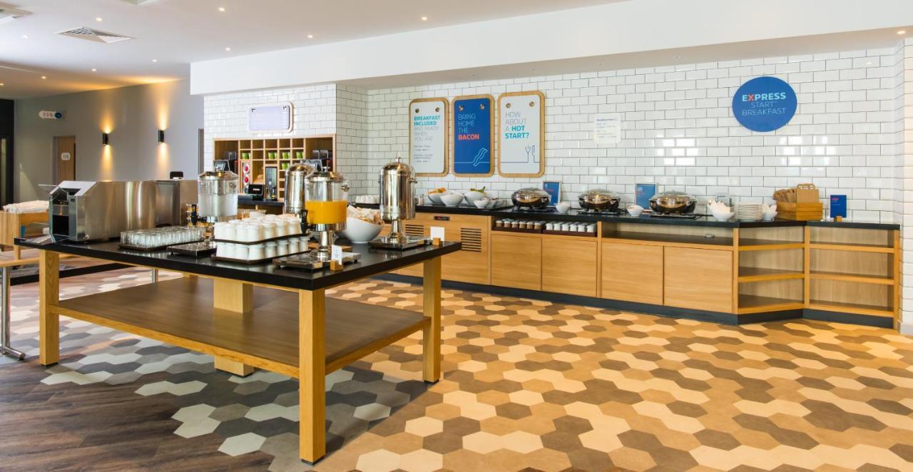 Holiday Inn Express - Bicester By Ihg Buitenkant foto